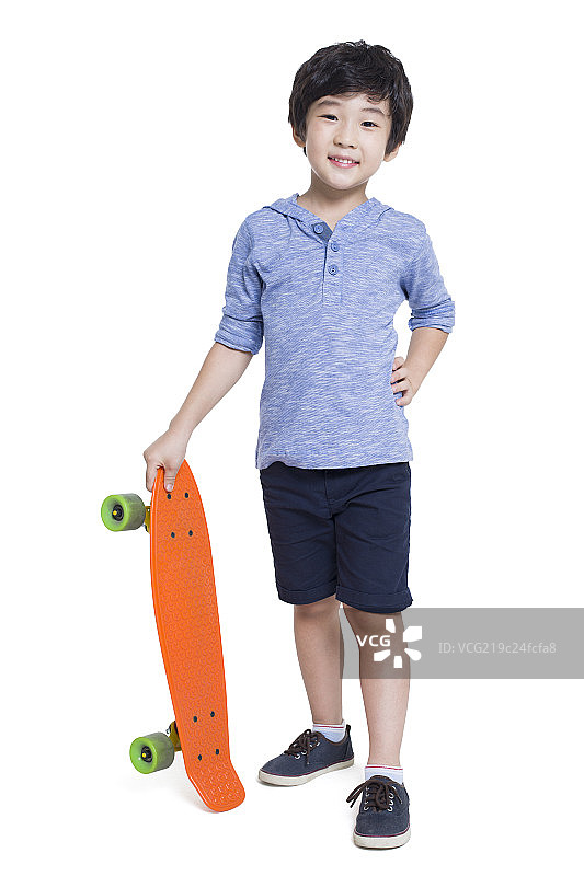 小男孩拿着滑板图片素材