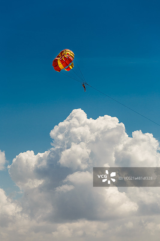 印度尼西亚巴厘岛南湾水上活动中心的海上降落伞游戏图片素材