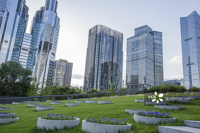 现代高楼建筑和绿化区图片素材