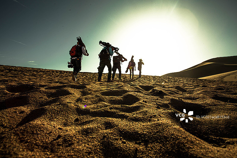 行走在沙漠的人图片素材
