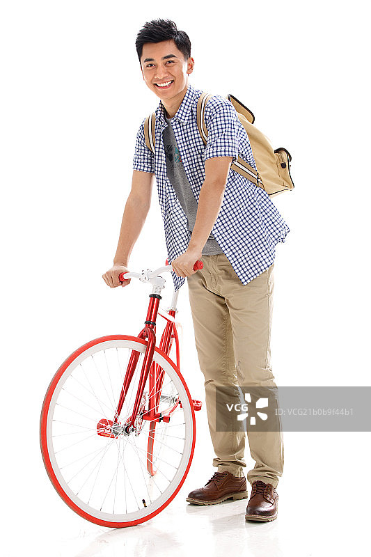 年轻的大学生推自行车图片素材