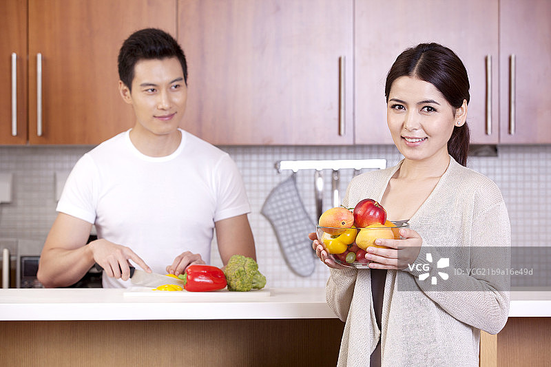 青年夫妇在厨房图片素材