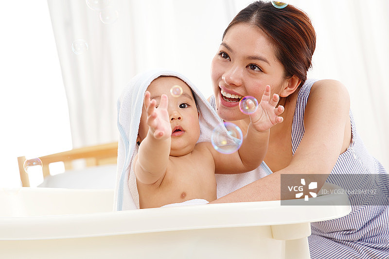 妈妈给宝宝洗澡图片素材