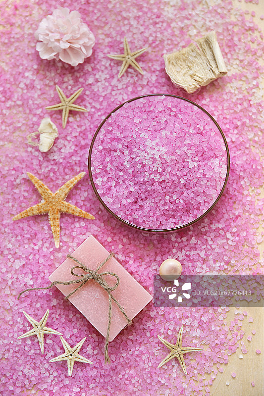 放在桌子上的粉色浴盐 手工皂图片素材
