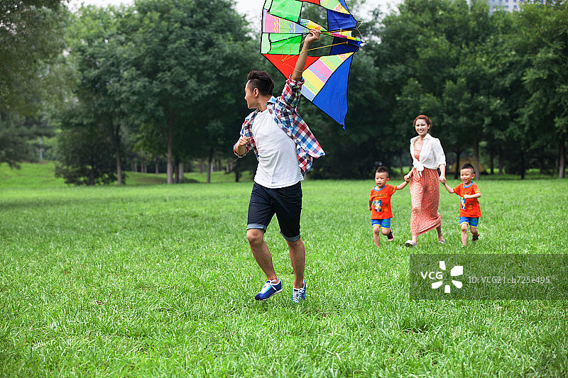 全家人在公园放风筝图片素材