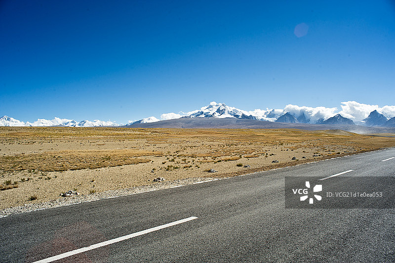 西藏高原雪山下的公路图片素材