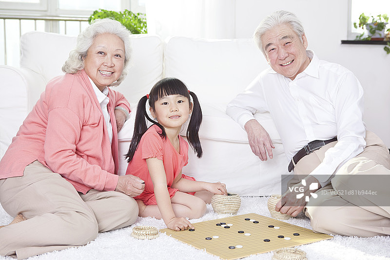 一对老年夫妇和孙女下围棋图片素材