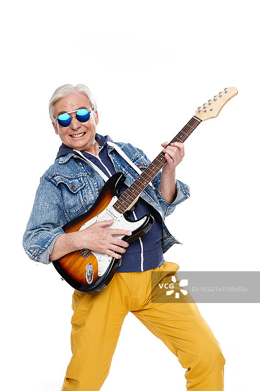 一个老年男人在弹吉他图片素材