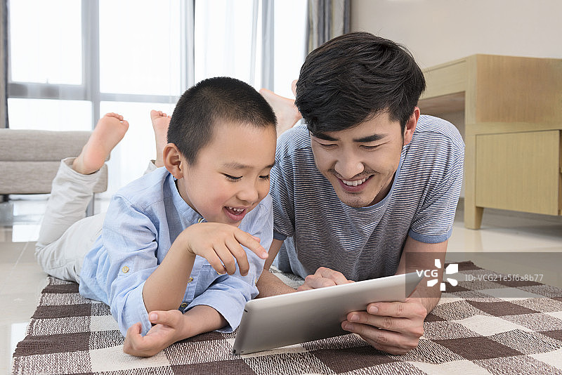Father and son using tablet图片素材