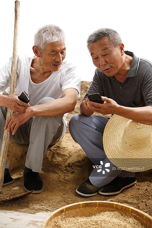 农民看手机图片素材