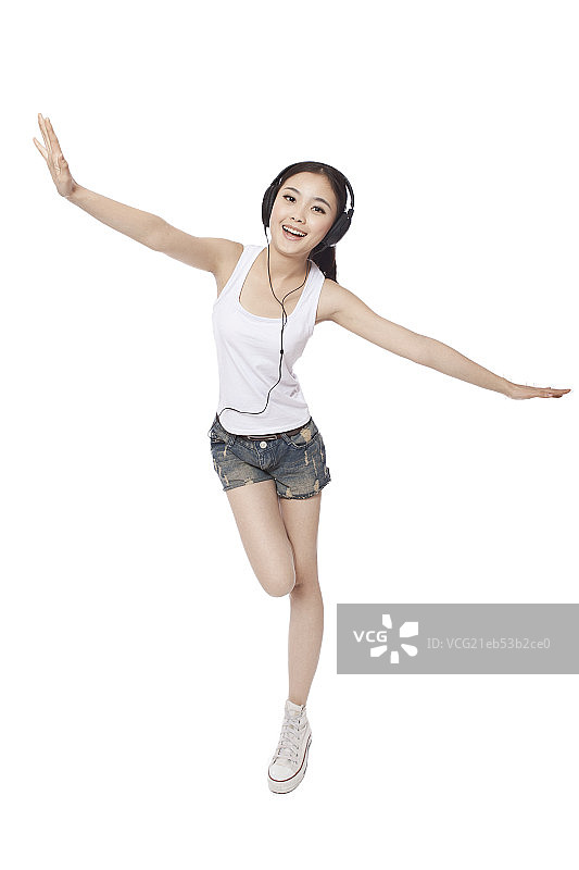 Young woman listening to music图片素材