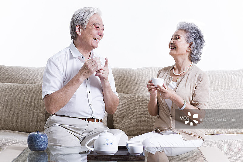 快乐老年夫妇喝茶图片素材
