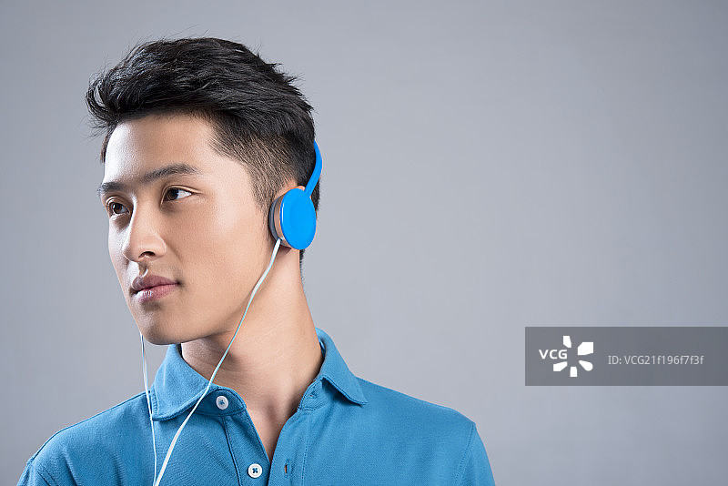 Young man listening to music图片素材
