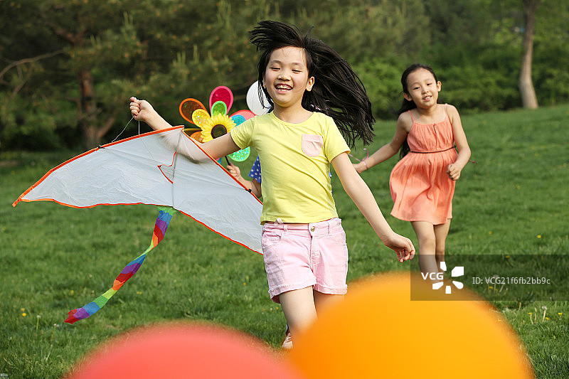 欢乐的儿童在草地上放风筝图片素材