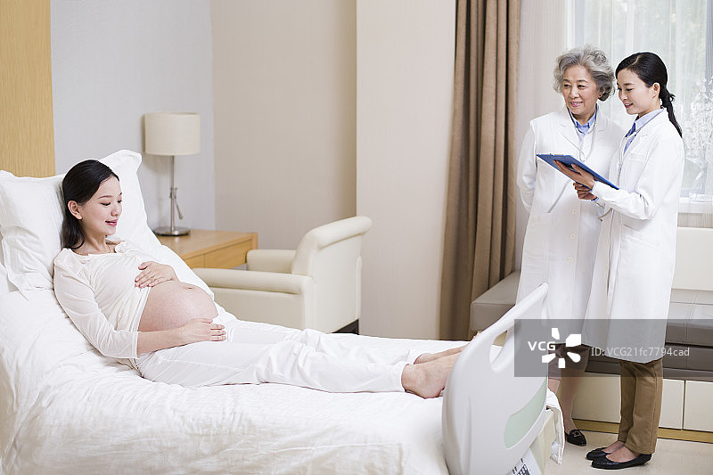 孕妇在医院病房图片素材