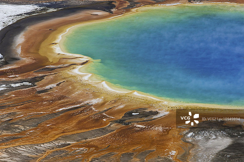 大棱镜温泉，一个明亮的绿松石池和地热活动的地点，在边缘矿藏丰富。图片素材