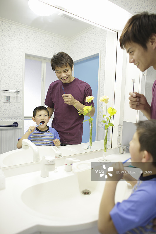父亲和儿子正在刷牙图片素材