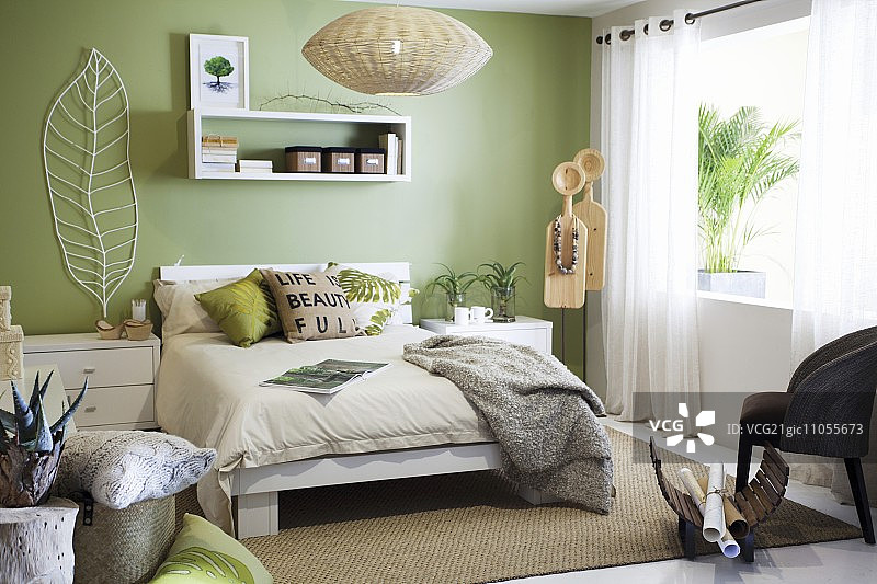 明亮的现代卧室，粉绿色的墙壁，白色的家具和剑麻地毯图片素材