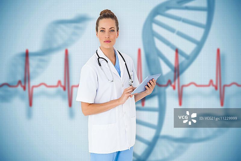 漂亮的护士用平板电脑与蓝色的医学背景，dna和心电图图片素材