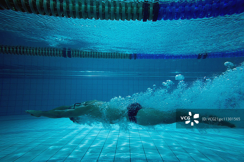 健康的游泳者在休闲中心的游泳池独自训练图片素材