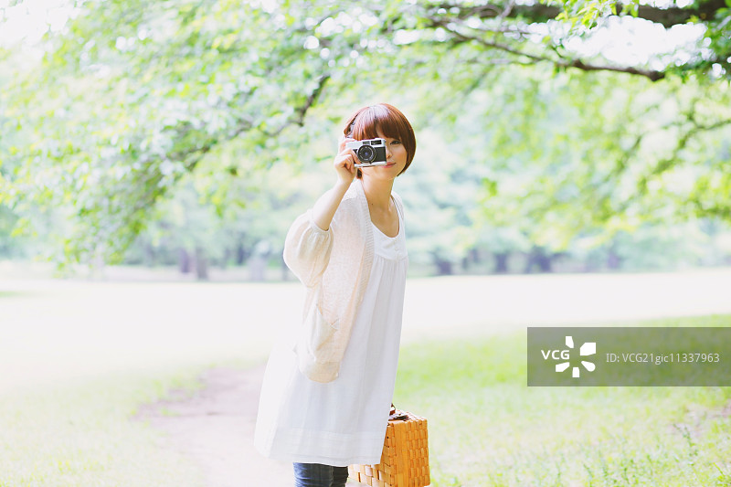 一个年轻的日本女人在公园里的肖像图片素材