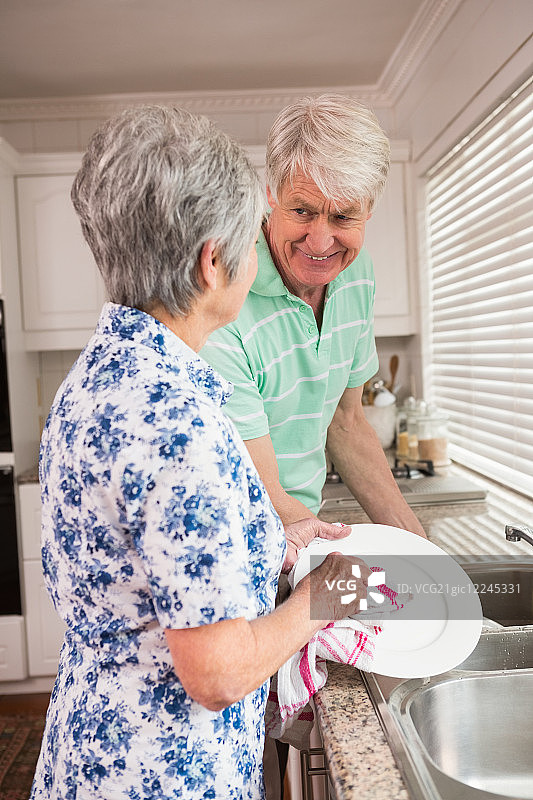 老夫妇在厨房里洗碗图片素材