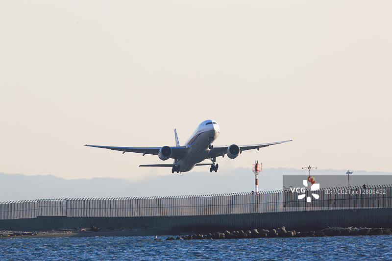 飞机飞越羽田机场，东京，日本图片素材