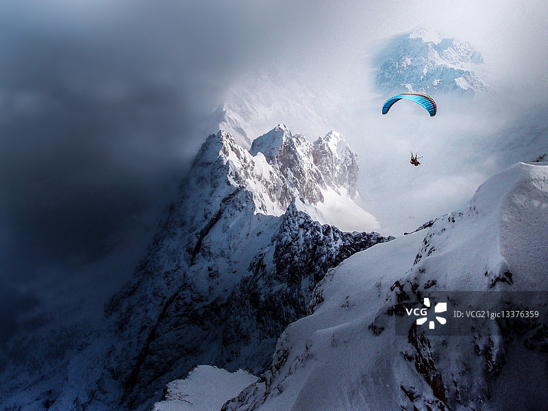 德国一座山的滑翔伞。图片素材