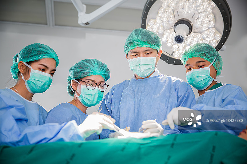 医生和外科团队正在进行手术图片素材