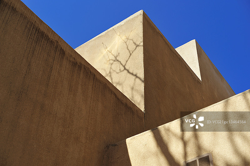 美国新墨西哥州圣达菲，蓝天下的建筑墙图片素材