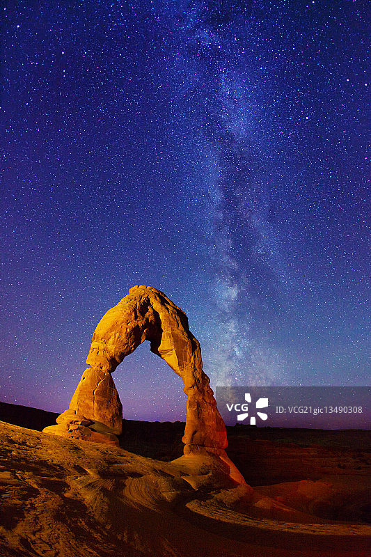 美国犹他州精致拱门上的星空图片素材