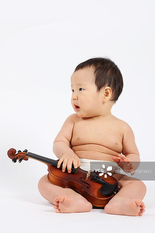 拉小提琴的男孩图片素材
