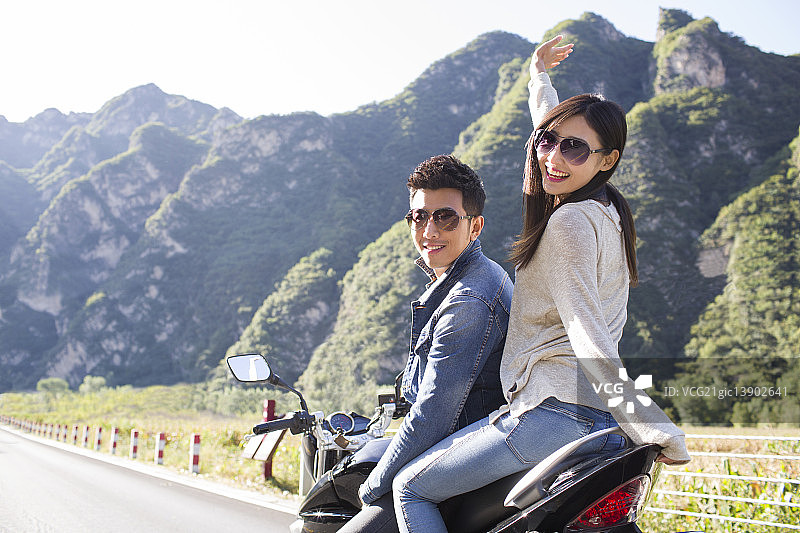 年轻情侣骑摩托车兜风图片素材