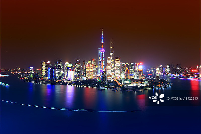 上海外滩夜景红黄浦江单条船迹红图片素材