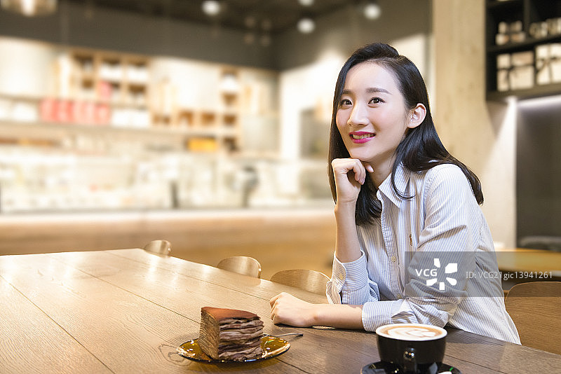 Woman having coffee and cake图片素材