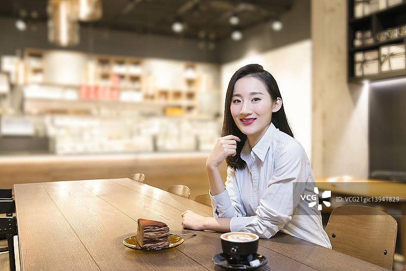 Woman having coffee and cake图片素材