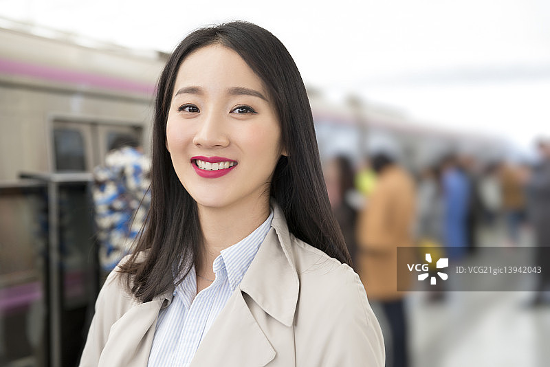 Businesswoman at subway station图片素材