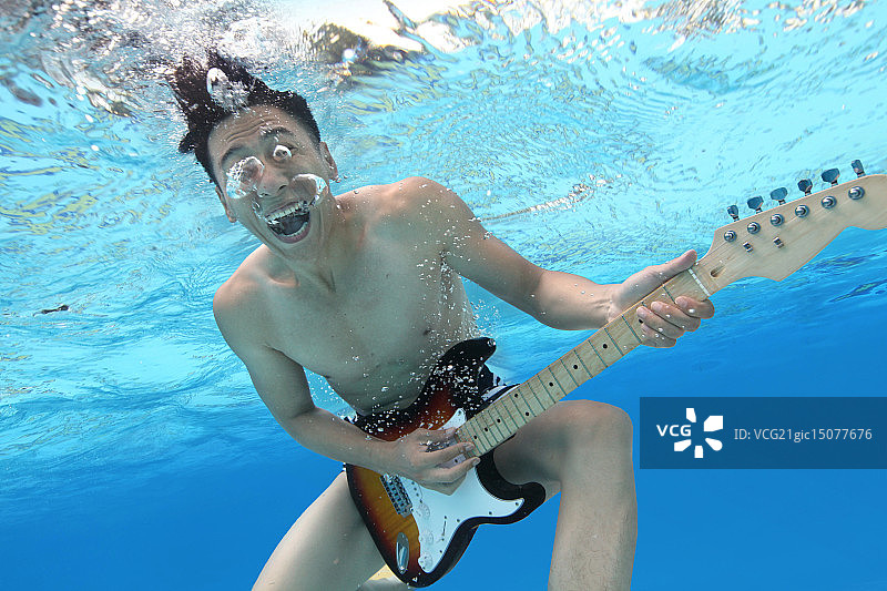 青年男人在水下弹吉他图片素材