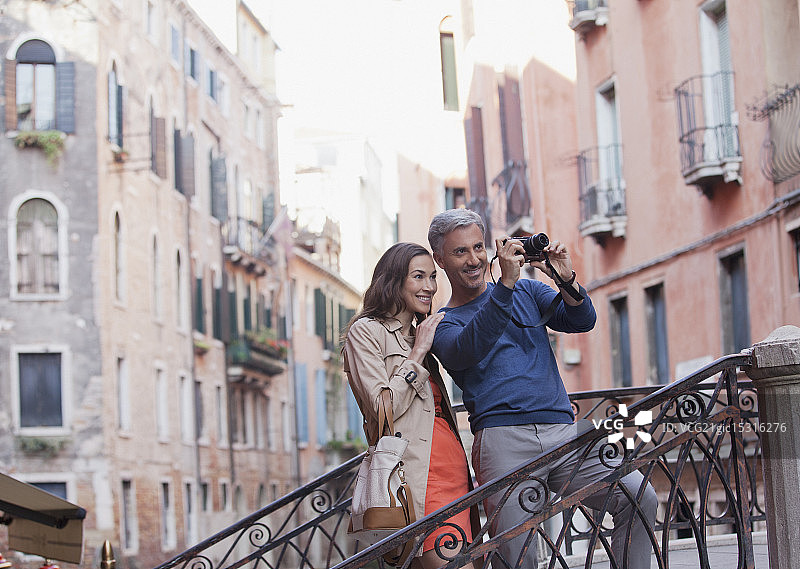一对微笑的情侣在威尼斯拍照图片素材