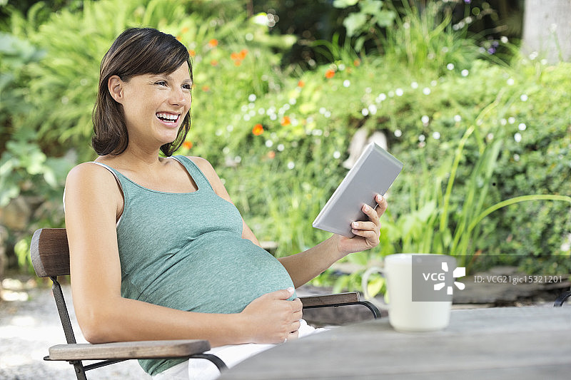 孕妇使用平板电脑图片素材