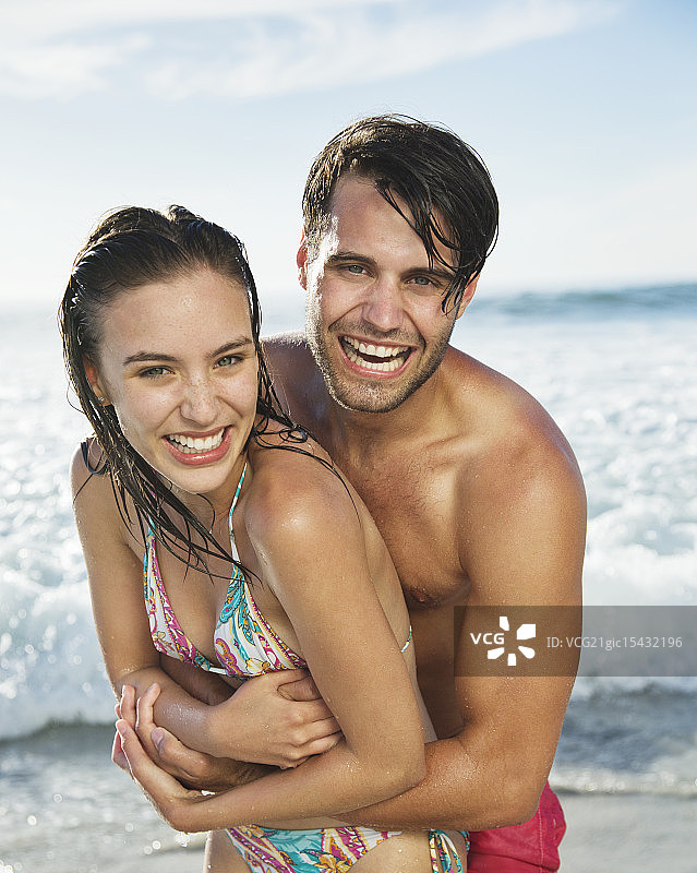 幸福的夫妇在海滩上拥抱的近距离肖像图片素材