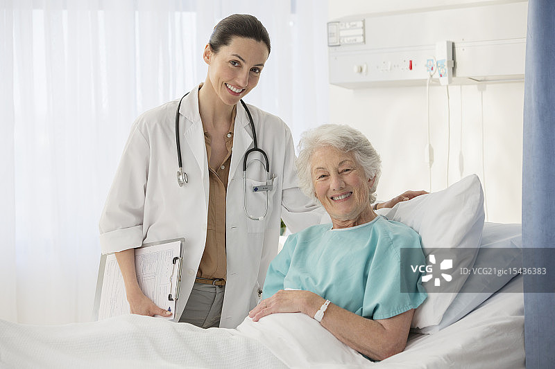 医生和老年病人在病房的肖像图片素材