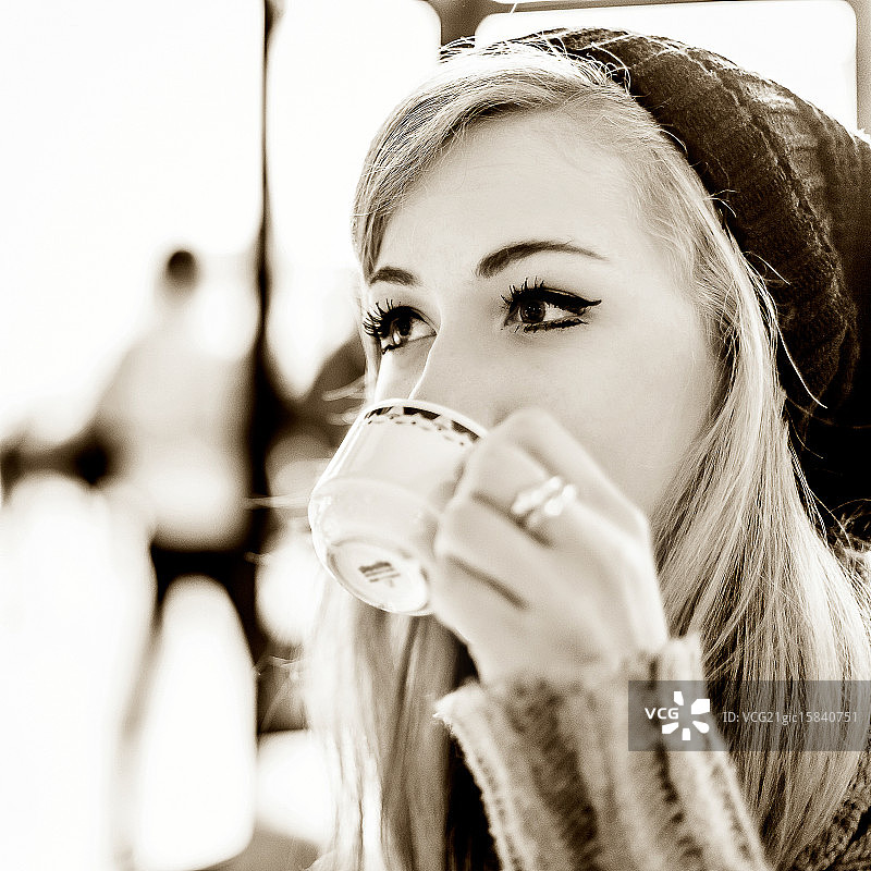 咖啡休息时微笑的女人图片素材