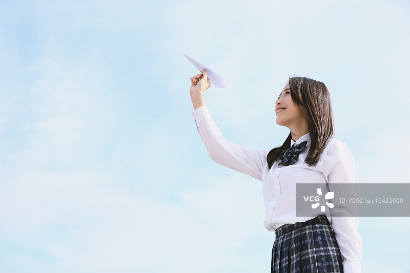 一个日本高中生拿着纸飞机图片素材