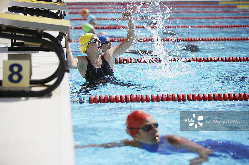 兴奋的游泳运动员在泳池里欢呼图片素材