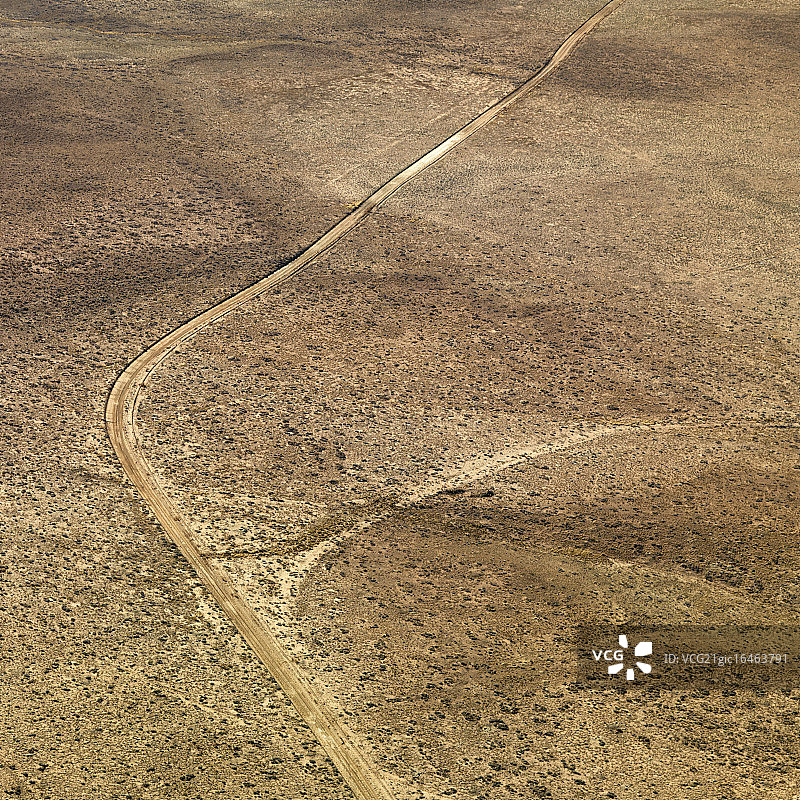 穿越沙漠景观的乡村道路图片素材