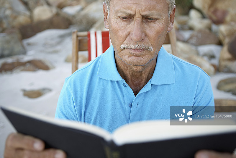 海滩上的高级阅读书籍图片素材