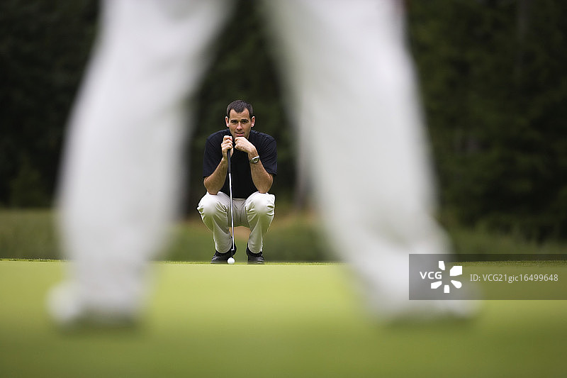 高尔夫球手准备推杆图片素材
