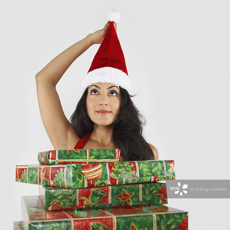调整圣诞老人帽子的女人图片素材