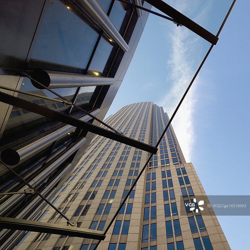 透过玻璃遮阳篷望向摩天大楼图片素材